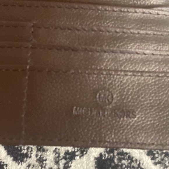 Michael Kors Fold Over Snap Closure Wallet. MK Logo on outside. Great Condition - Picture 5 of 16